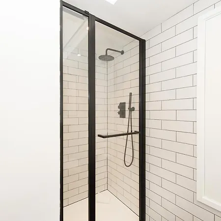 Cheltenham By Serviced Apartment *