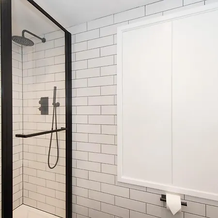 Cheltenham By Serviced Apartment *