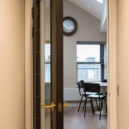 Cheltenham By Serviced Apartment *